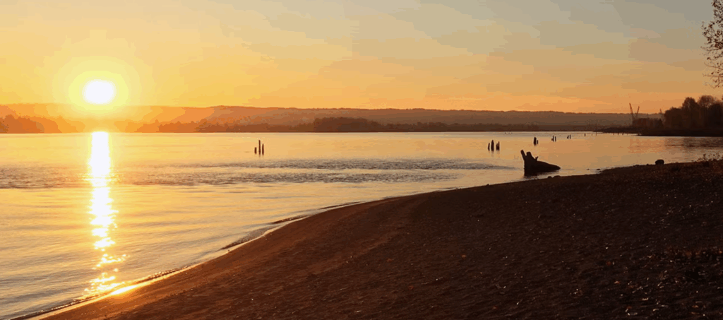 Summer sunset along the Columbia River.