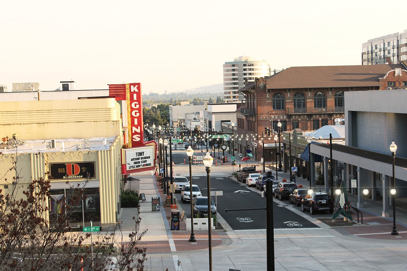 Main Street showing red Kiggins Theatre sign.